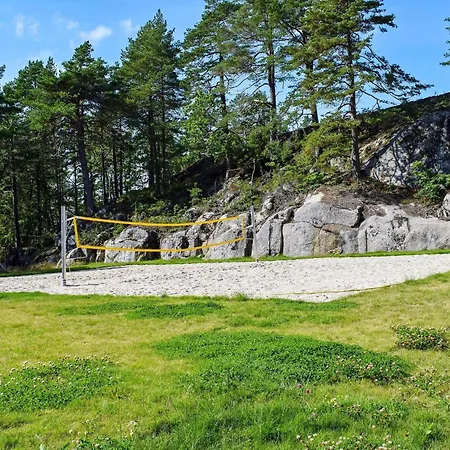 8 Person In Risor-by Traum