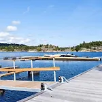 8 Person In Risor-by Traum
